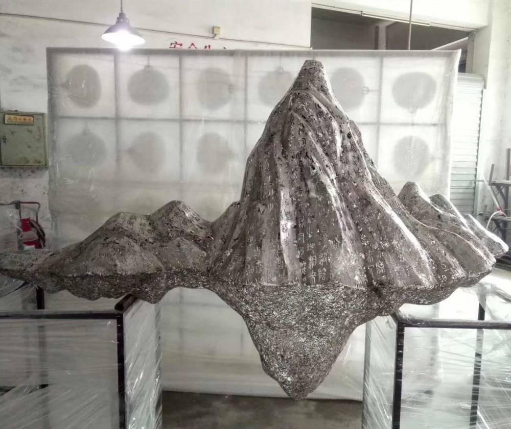 融合金属与自然 铁艺假山与不锈钢水景雕塑的艺术之道